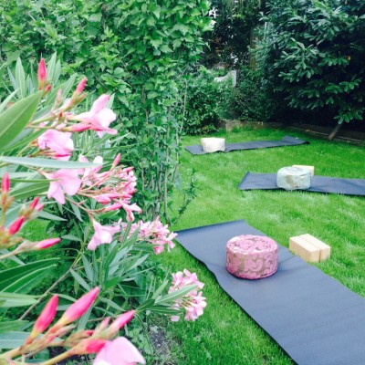 Yoga-Sein im Garten, Sommeryoga